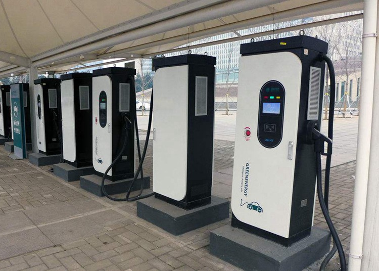 充电桩靠什么充电？